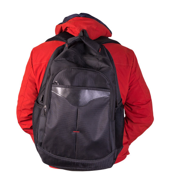 黑色的背包穿着红色的夹克孤立在白色的背景。图片下载