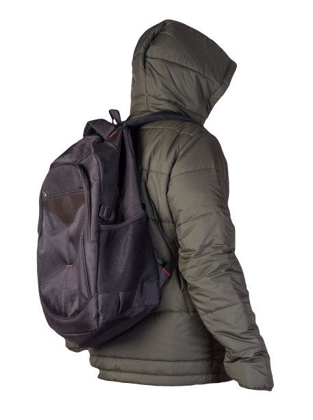 黑色的背包穿着红色的夹克孤立在白色的背景。图片下载