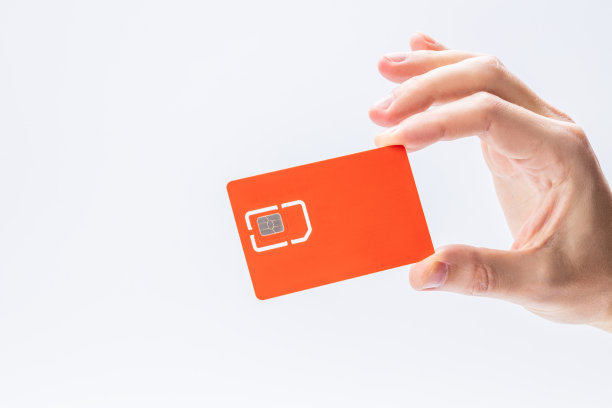 手机sim卡隔离在白色背景上的人。4g或5g服务提供商概念图片下载