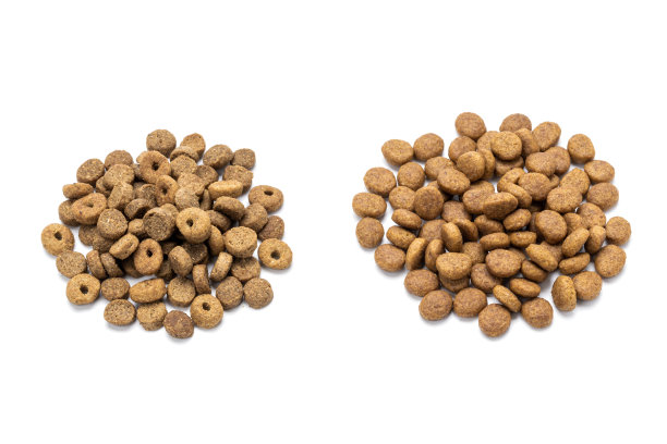 变异家畜干粮孤立在白色背景。干猫饲料剪断。以上的观点。集合图片下载