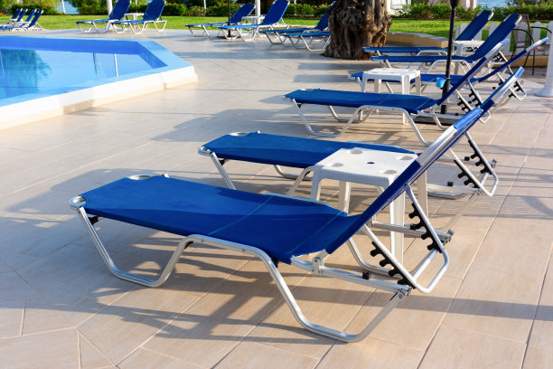 希腊哈尔基迪基半岛游泳池附近的日光浴床图片下载