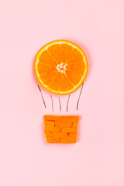 从橘色飞起的热气球。创造性的布局。夏季旅游娱乐理念。图片下载