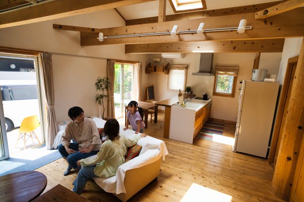 一个快乐的家庭在家里一起玩图片下载