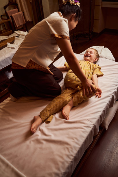 微笑的女孩在水疗沙龙的身体锻炼图片下载