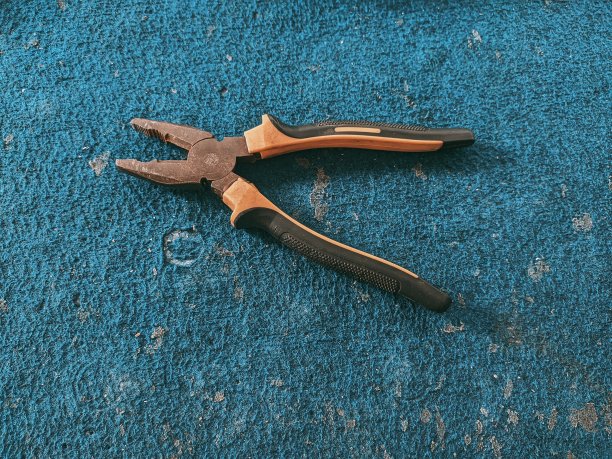 锈迹斑斑、黑黄套的钳子图片下载