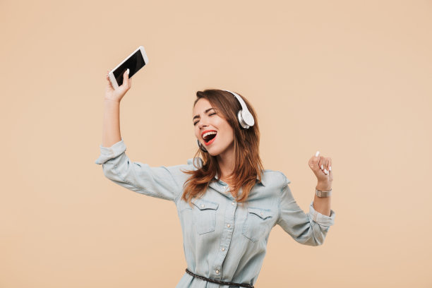 一个穿着夏装的快乐年轻女孩的肖像图片下载