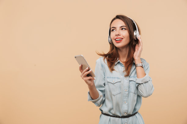 一个穿着夏装微笑的年轻女孩的肖像图片下载