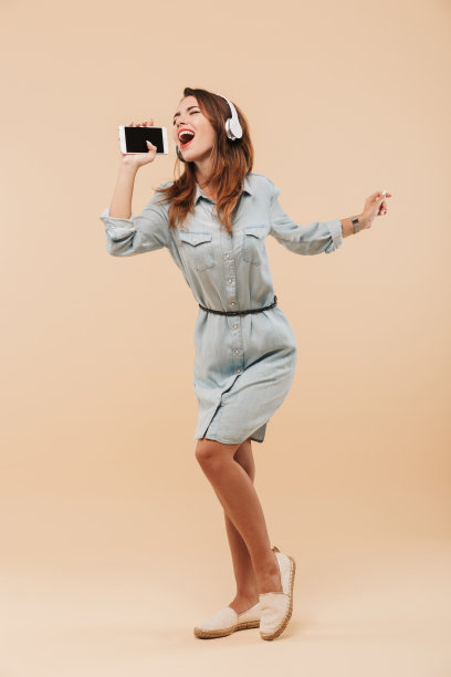 一个快乐的年轻女孩的全身像图片下载