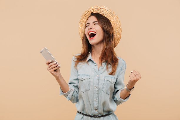 一个穿着夏装的快乐年轻女孩的肖像图片下载