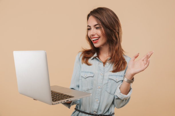 一个快乐的年轻女孩穿着夏装的肖像图片下载