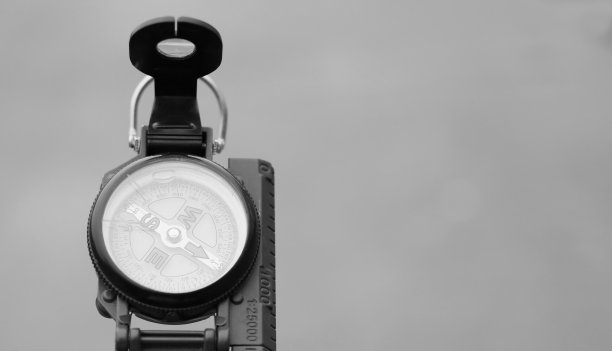 自然背景下的经典指南针图片下载