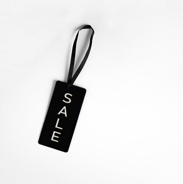 标签，衣服上的标签，白色背景上有“销售”的字样图片下载
