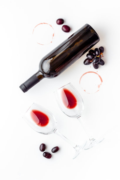 红酒瓶，玻璃杯和葡萄串图片下载
