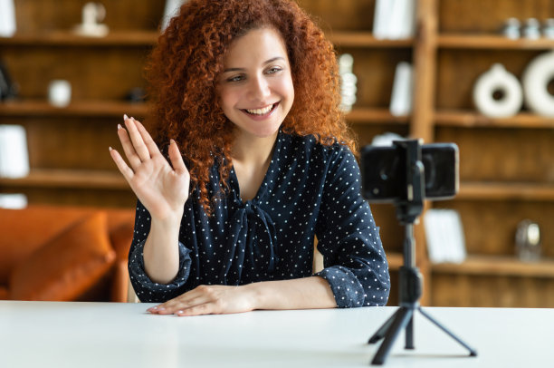 红发小卷女博主在网上上传视频图片下载