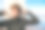 冲浪者拿着冲浪板站在海滩上。图片下载