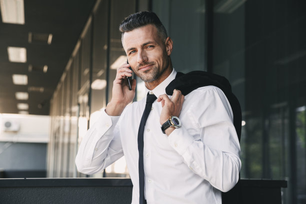 一个年轻英俊的商人的肖像图片下载