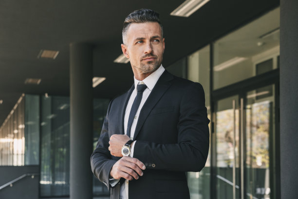 一个年轻英俊的商人的肖像图片下载