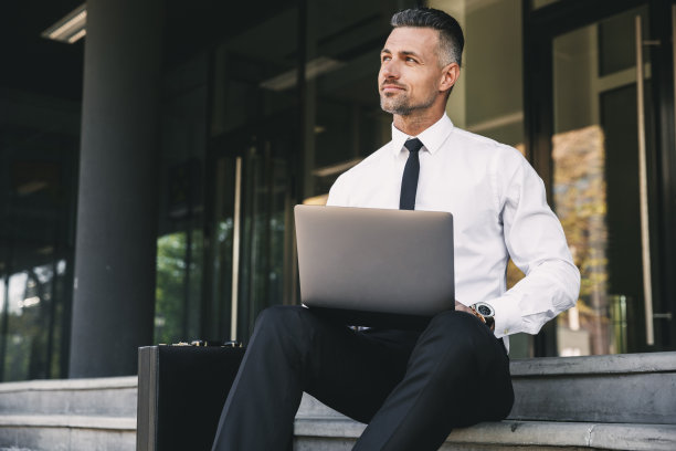 一个微笑的年轻商人的肖像图片下载