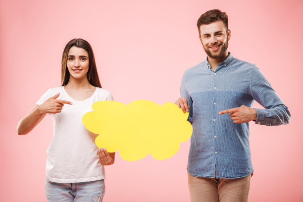 一对兴奋的年轻夫妇互相指责图片下载