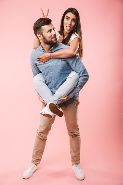 一个快乐的年轻人的全身像图片下载