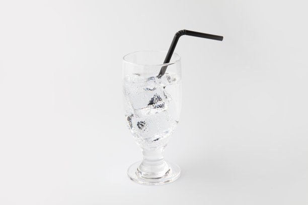 一杯冷的碳酸饮料孤立的白色背景图片下载