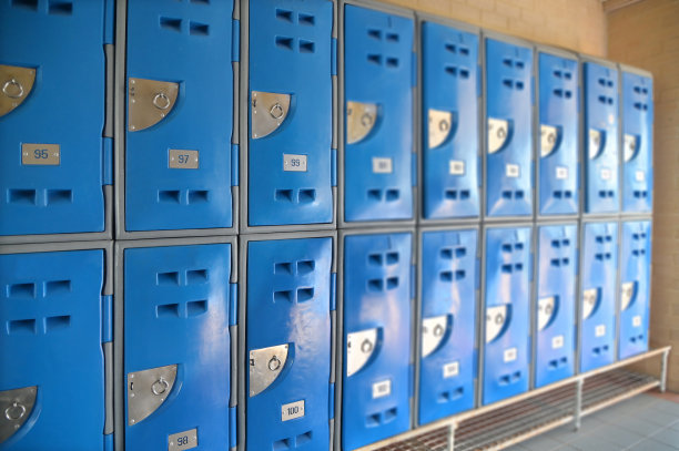 高中走廊里一排排学生储物柜图片下载