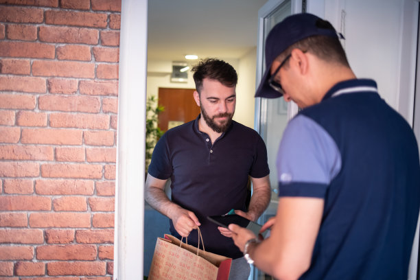 一个男人收到一个包裹在他的家庭住址库存照片图片下载