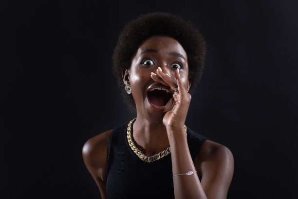 黑人妇女的肖像握着手掌，张着嘴大喊大叫图片下载