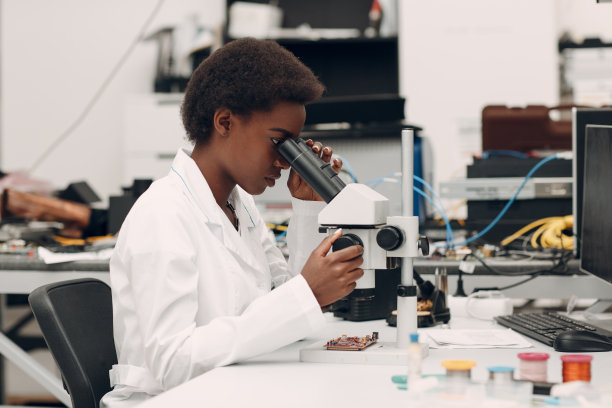 科学家非裔美国妇女在实验室使用电子仪器工作图片下载