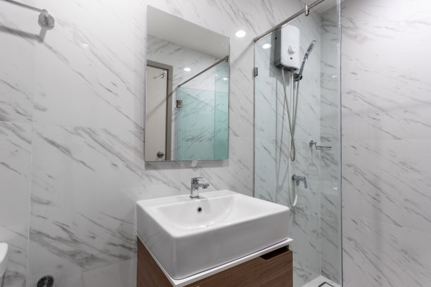 白色现代和木质浴室，淋浴房玻璃和大镜子在公寓“t”n图片下载