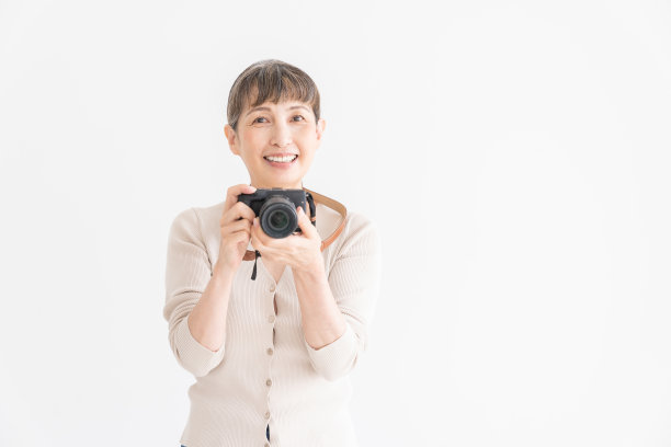 拍照的老年妇女图片下载