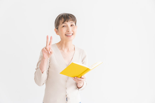 读一本书的老年妇女图片下载