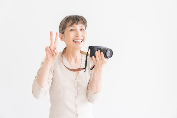拍照的老年妇女图片下载