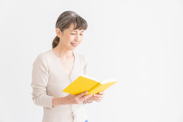 读一本书的老年妇女图片下载