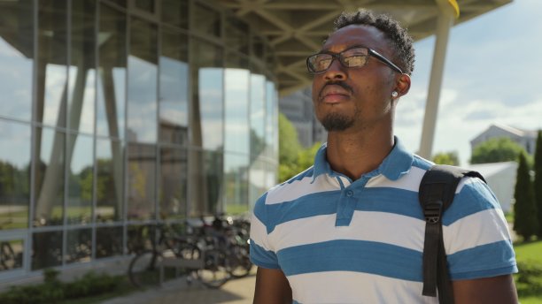 一名游客在外面用手机拍照。年轻的非洲裔美国人在街上用手机拍照。图片下载