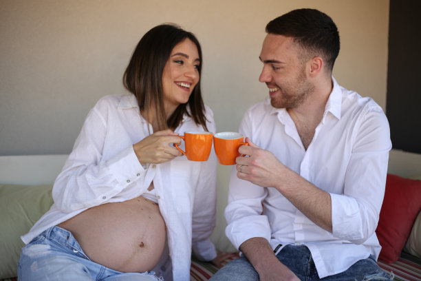 一名男子与孕妇聊天，因为她喝了一杯咖啡库存照片图片下载