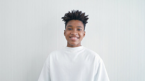 在冠状病毒大流行隔离期间，年轻的非洲裔美国人在家里工作，在网络视频会议中与同事聊天。图片下载