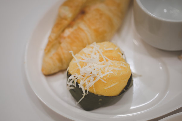 会议休息时，棕榈棕榈蛋糕配牛角面包图片下载