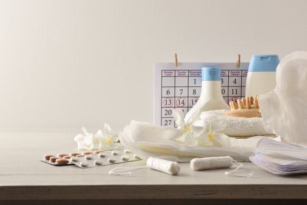 经期卫生用品在木桌上孤立白色图片下载