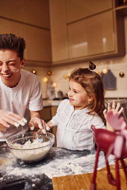 弟弟和他的小妹妹在厨房准备食物，玩得开心图片下载