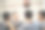 一群年轻的亚洲篮球运动员在室外球场休息图片下载
