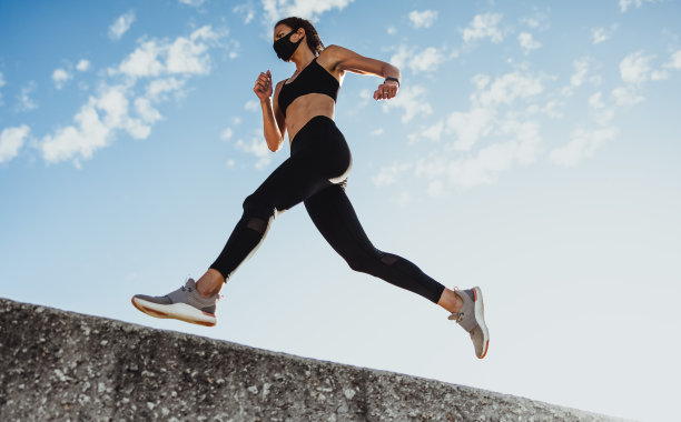 带着口罩跑步的运动女性图片下载