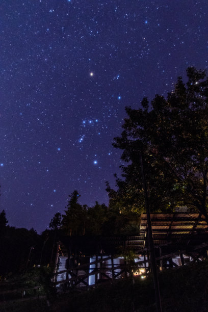 从秩父峰周围的星空图片下载