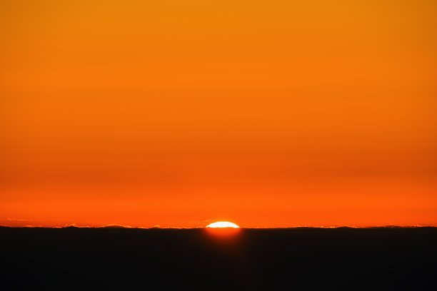 群马峰上的第一次日出图片下载