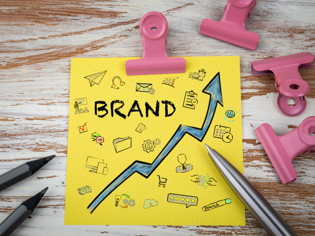 品牌发展与成长理念。木桌上的黄色便利贴图片下载