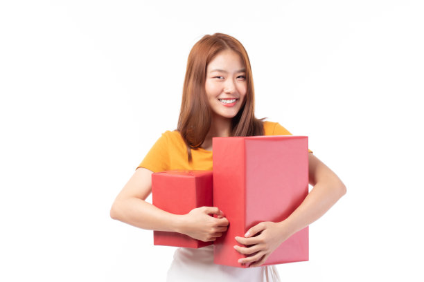 在圣诞节，新年，情人节，生日庆祝概念的亚洲女人持有礼品盒。肖像微笑快乐漂亮的女孩抱礼盒孤立在白色与复制空间。图片下载