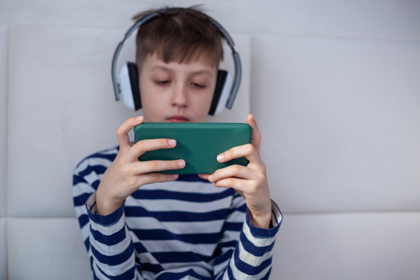 孩子的手握智能手机近距离玩或学习。概念儿童使用科技图片下载