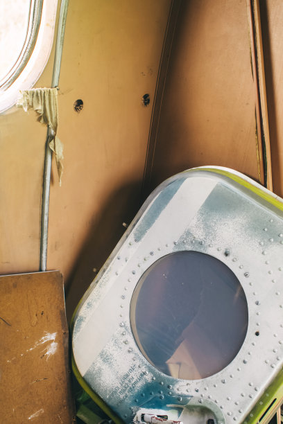 一架老旧失事客机的特写镜头，这架飞机已经退役，为游客服务。机身上有锈迹和碎片。在机翼上可以看到部分金属结构图片下载