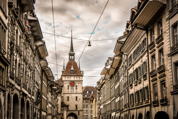 建筑和Käfigturm钟塔在城市中心伯尔尼，瑞士图片下载