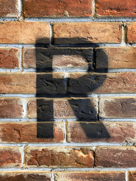 带有字母R的砖墙图片下载